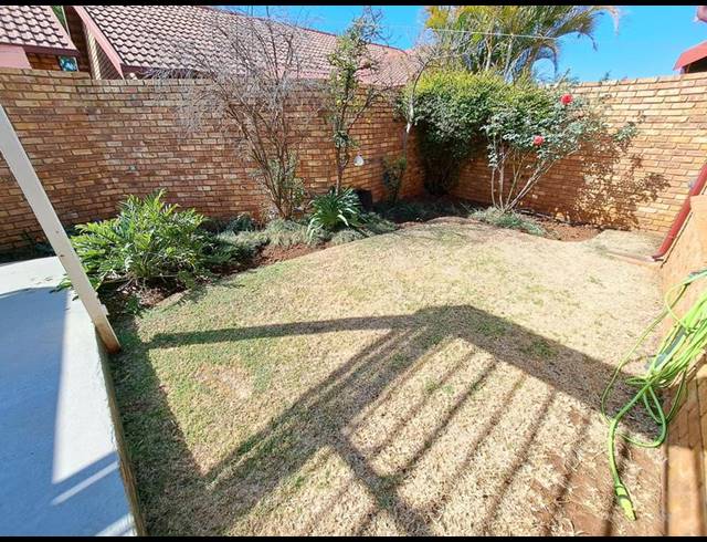 3 BEDROOM TOWNHOUSE FOR SALE IN ROOIHUISKRAAL NORTH